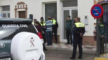 Agentes de la Guardia Civil custodiaban la casa en que aparecieron los cadáveres del hombre y su hija, en Almonte