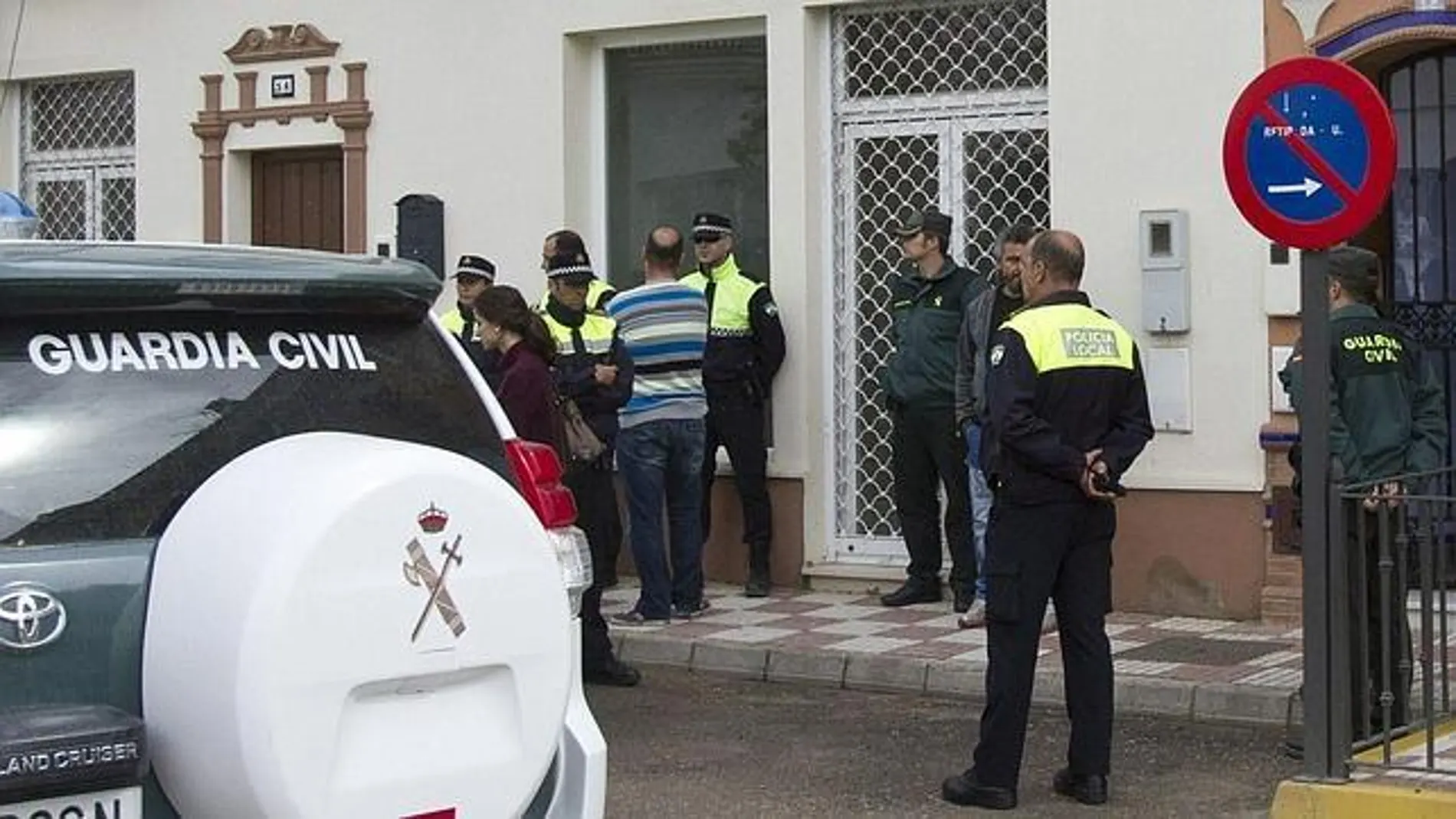 Agentes de la Guardia Civil custodiaban la casa en que aparecieron los cadáveres del hombre y su hija, en Almonte Agentes de la Guardia Civil custodiaban la casa en que aparecieron los cadáveres del hombre y su hija, en Almonte