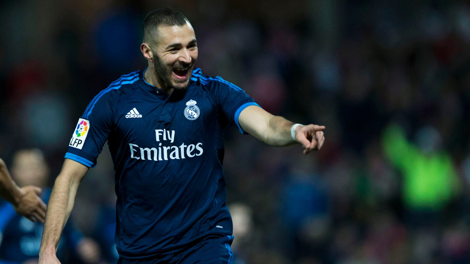 Karim Benzema, celebrando su tanto ante el Granada en Liga