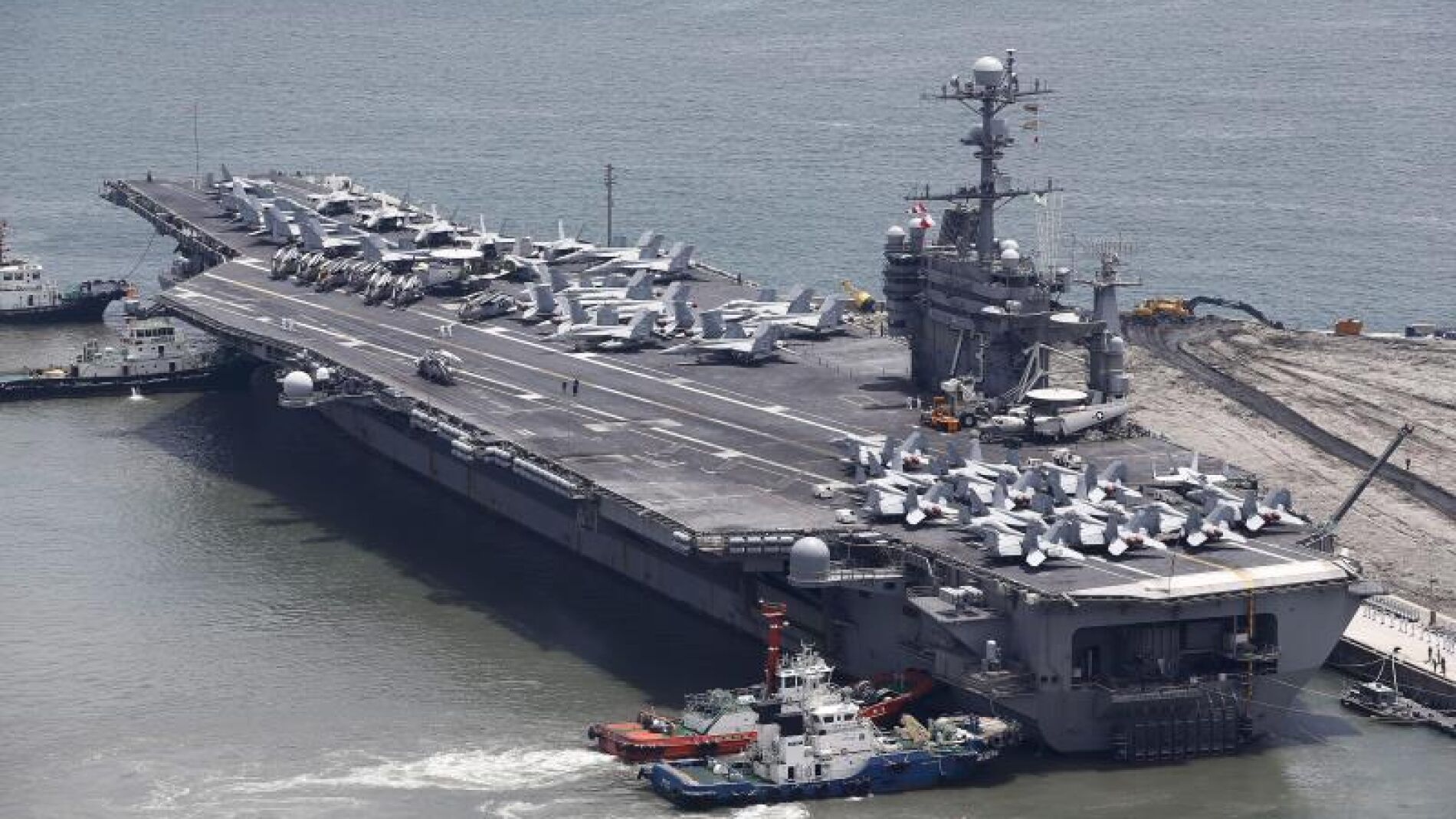 Vista de un portaaviones estadounidense 