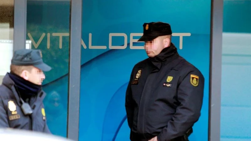 Un policía ante una de las clínicas dentales de Vitaldent Un policía ante una de las clínicas dentales de Vitaldent