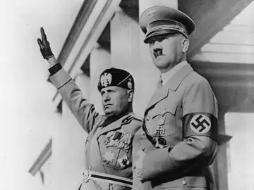 Benito Mussolini, brazo en alto, junto a Adolf Hitler Benito Mussolini, brazo en alto, junto a Adolf Hitler