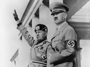 Benito Mussolini, brazo en alto, junto a Adolf Hitler Benito Mussolini, brazo en alto, junto a Adolf Hitler