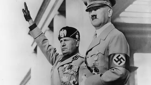 Benito Mussolini, brazo en alto, junto a Adolf Hitler Benito Mussolini, brazo en alto, junto a Adolf Hitler