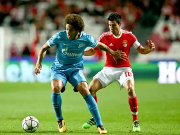 Nico Gaitán disputa el balón con Axel Witsel Nico Gaitán disputa el balón con Axel Witsel