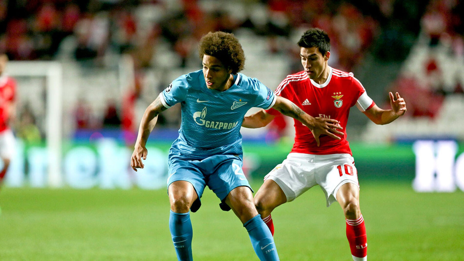 Nico Gait&aacute;n disputa el bal&oacute;n con Axel Witsel 