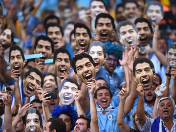Aficionados uruguayos con caretas de Luis Suárez