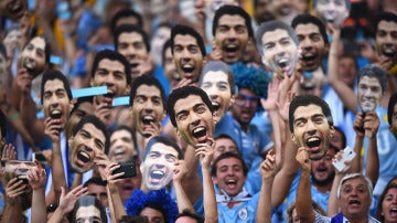 Aficionados uruguayos con caretas de Luis Suárez