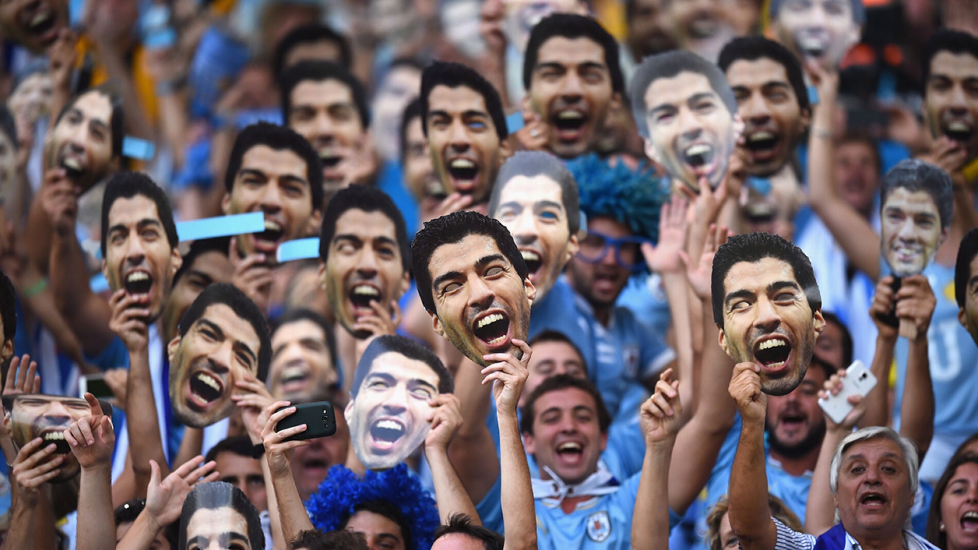 Aficionados uruguayos con caretas de Luis Su&aacute;rez