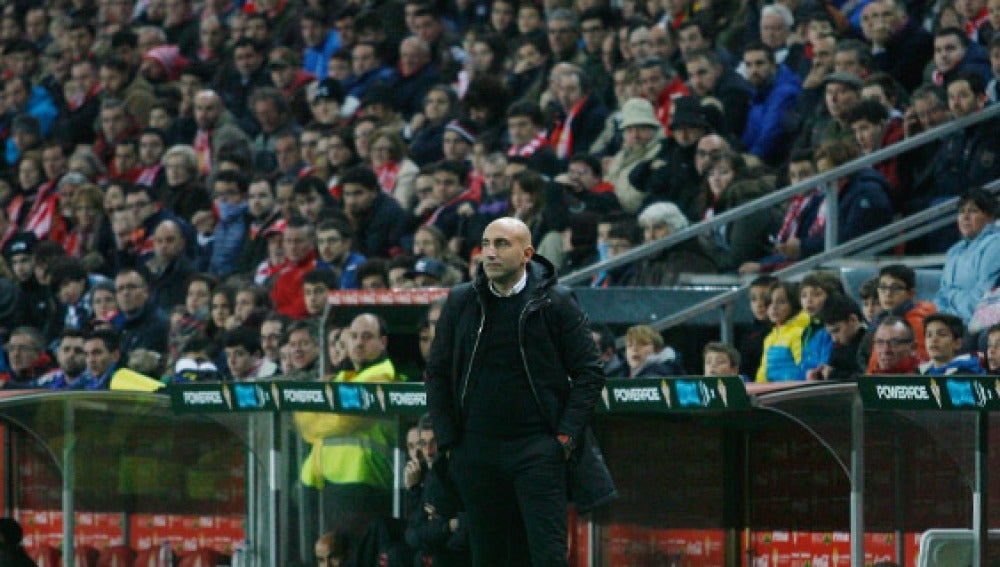 Abelardo durante un partido en El Molinón