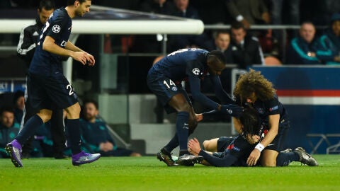 Los jugadores del PSG celebran el gol de Cavani