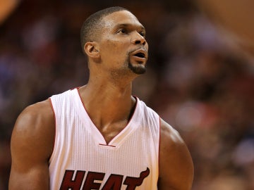 Chris Bosh mira a canasta durante un partido con los Heat