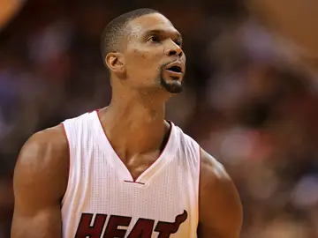 Chris Bosh mira a canasta durante un partido con los Heat Chris Bosh mira a canasta durante un partido con los Heat