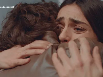 Víctor abraza a Belén Víctor abraza a Belén