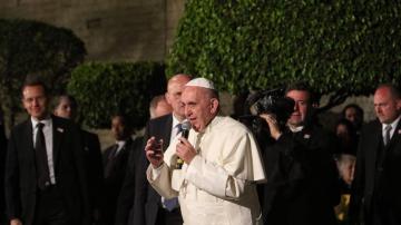 El Papa Francisco habla a los asistentes a su llegada a la Nunciatura Apostólica