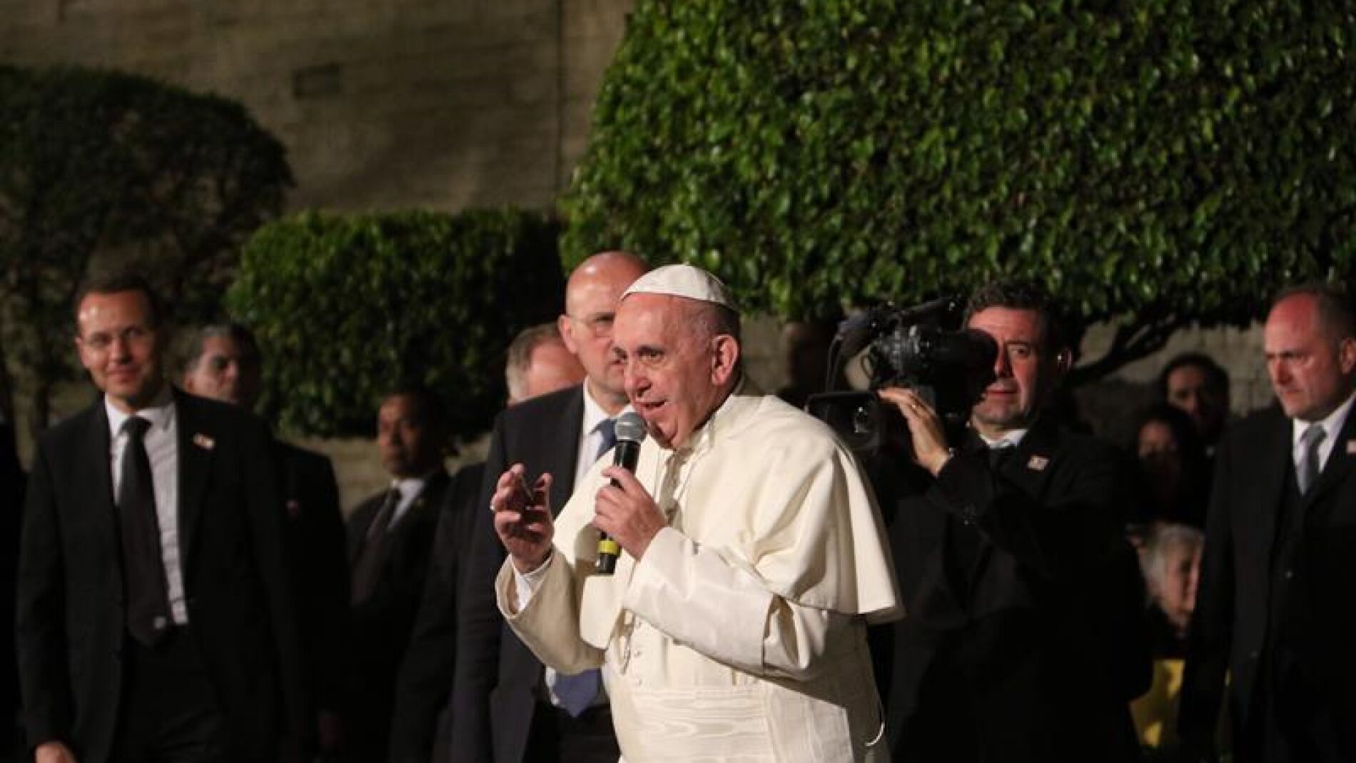 El Papa Francisco habla a los asistentes a su llegada a la Nunciatura Apost&oacute;lica