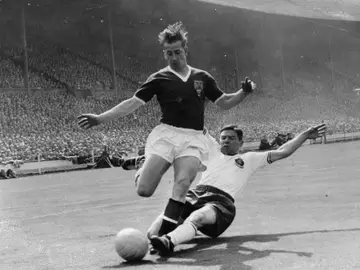 Bobby Charlton, durante un partido con el Manchester United Bobby Charlton, durante un partido con el Manchester United