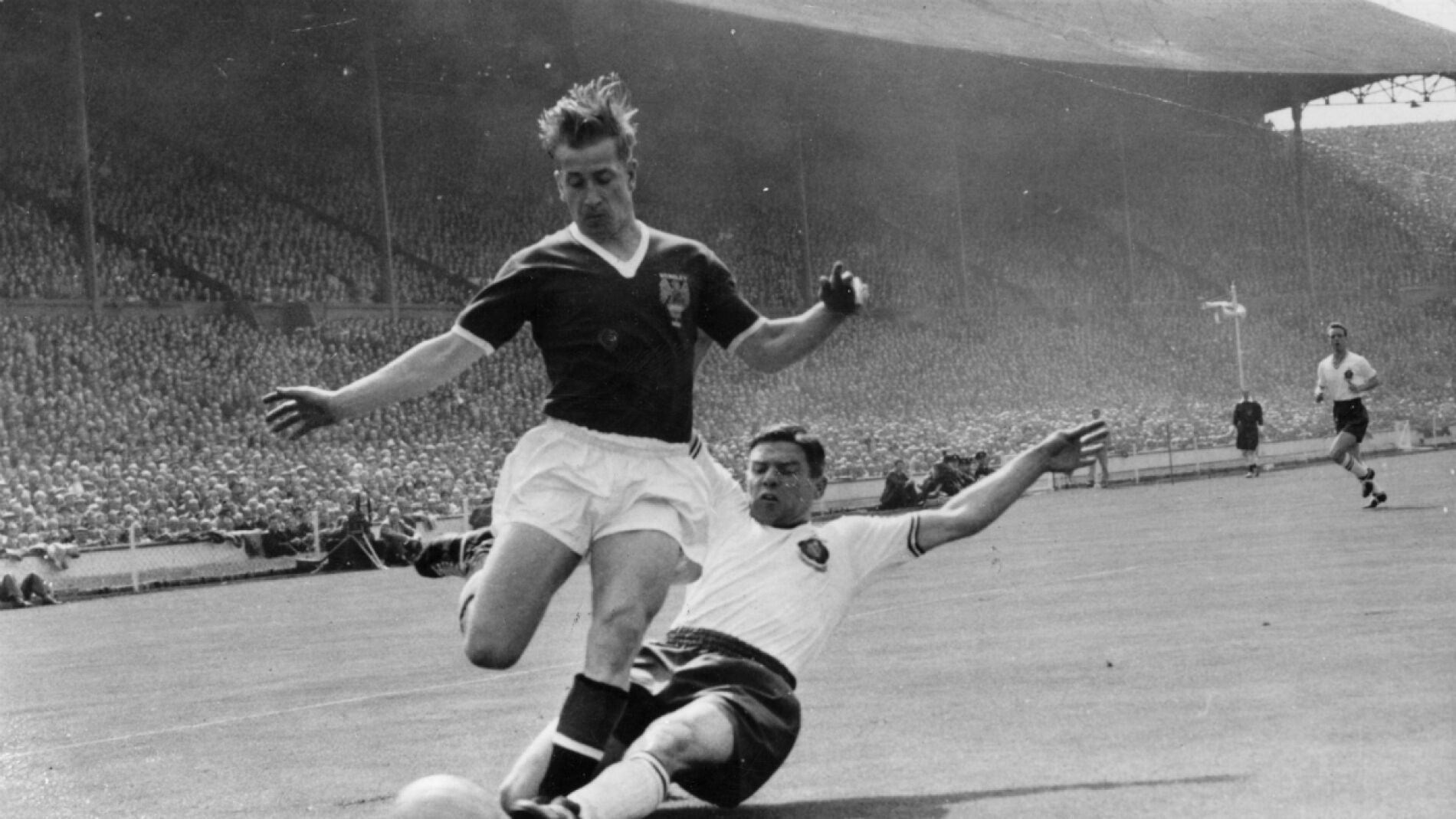 Bobby Charlton, durante un partido con el Manchester United