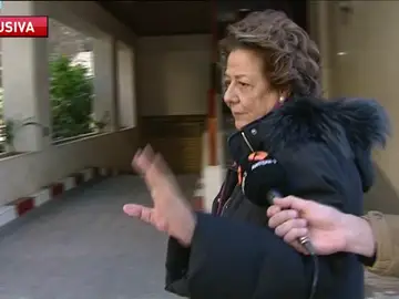 A preguntas de Antena 3 Noticias: Rita Barberá no responde a la pregunta de si piensa dimitir como senadora A preguntas de Antena 3 Noticias: Rita Barberá no responde a la pregunta de si piensa dimitir como senadora
