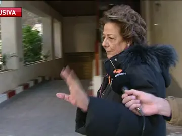 A preguntas de Antena 3 Noticias: Rita Barberá no responde a la pregunta de si piensa dimitir como senadora A preguntas de Antena 3 Noticias: Rita Barberá no responde a la pregunta de si piensa dimitir como senadora