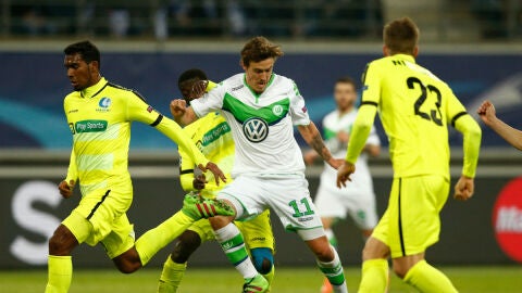 Kruse intenta zafarse de la defensa del Gante