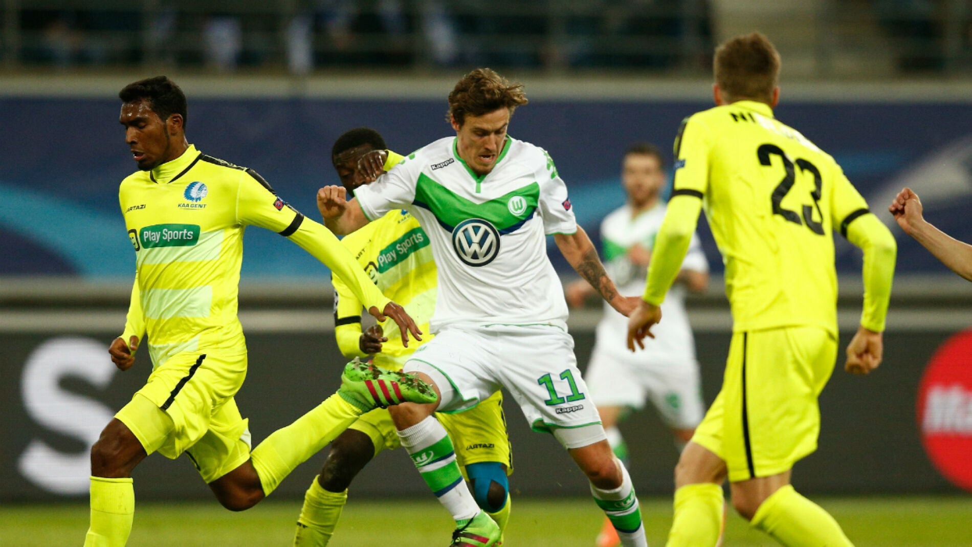 Kruse intenta zafarse de la defensa del Gante