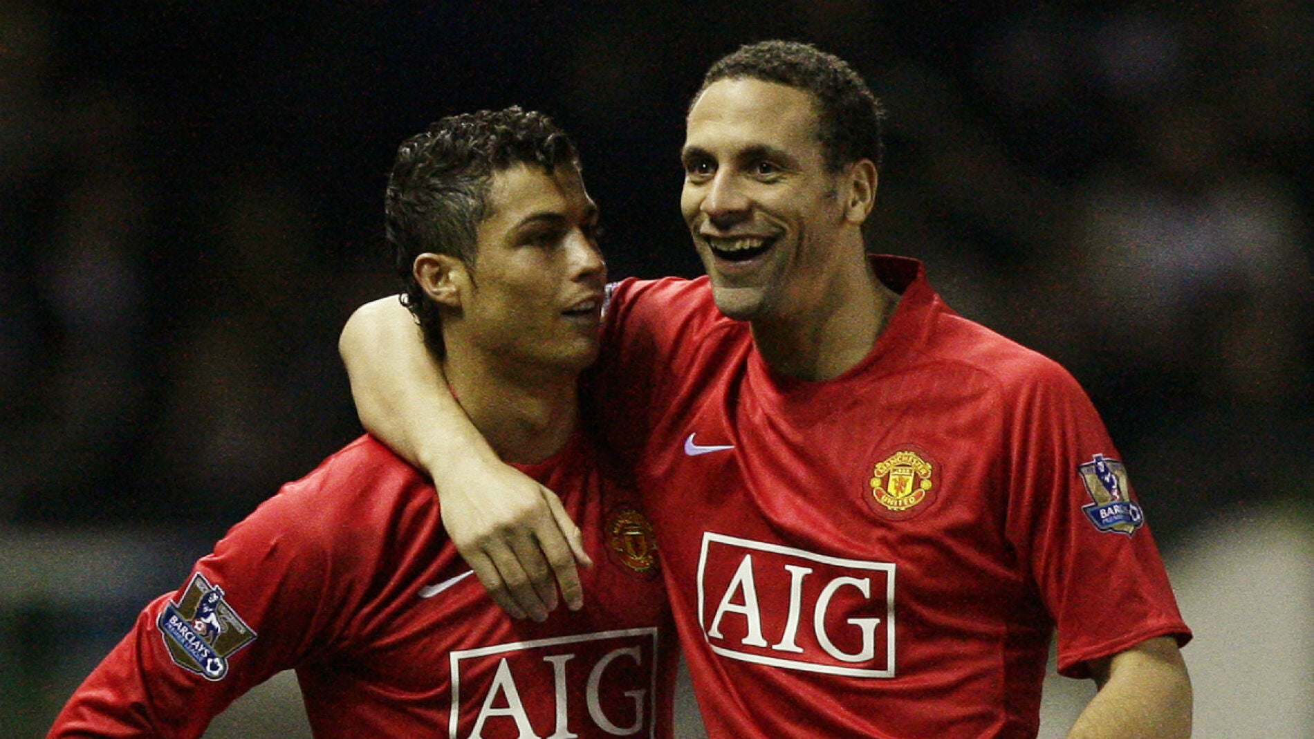Rio Ferdinand y Cristiano Ronaldo hablan durante un partido del Manchester United