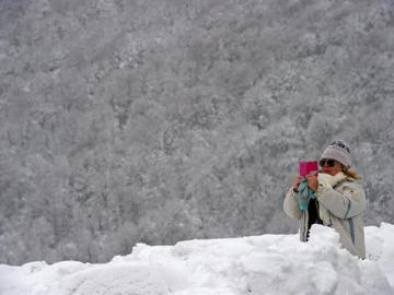 Una mujer realiza una fotografía en el Alto de Ibañeta (Navarra)