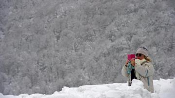 Una mujer realiza una fotografía en el Alto de Ibañeta (Navarra)