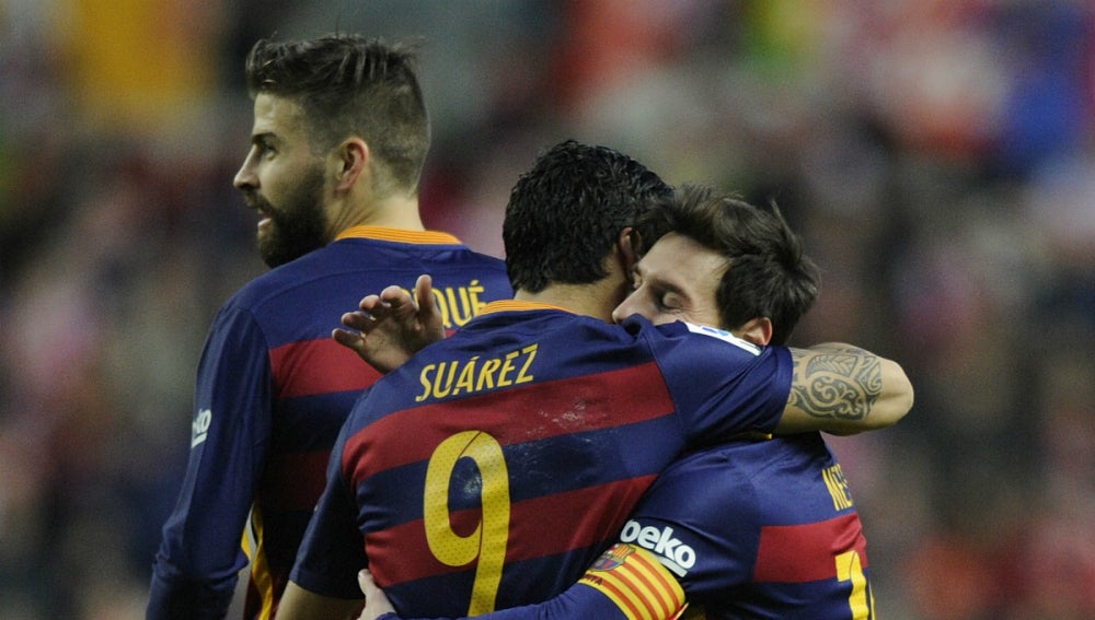 Luis Suárez y Leo Messi celebran uno de los goles del argentino contra el Sporting