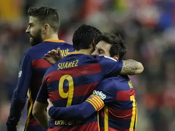 Luis Suárez y Leo Messi celebran uno de los goles del argentino contra el Sporting Luis Suárez y Leo Messi celebran uno de los goles del argentino contra el Sporting