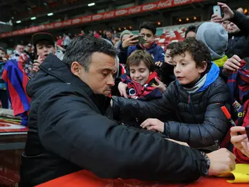 Luis Enrique firma autógrafos en El Molinón Luis Enrique firma autógrafos en El Molinón