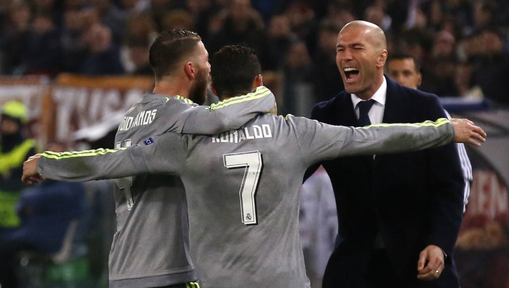Cristiano Ronaldo y Sergio Ramos celebran el gol del portugués con Zinedine Zidane