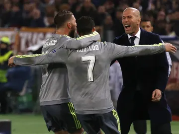 Cristiano Ronaldo y Sergio Ramos celebran el gol del portugués con Zinedine Zidane Cristiano Ronaldo y Sergio Ramos celebran el gol del portugués con Zinedine Zidane