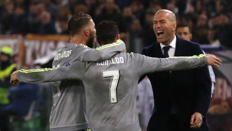 Cristiano Ronaldo y Sergio Ramos celebran el gol del portugu&eacute;s con Zinedine Zidane