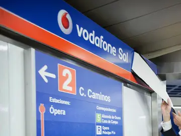 Cartel de la parada de metro Vodafone Sol Cartel de la parada de metro Vodafone Sol