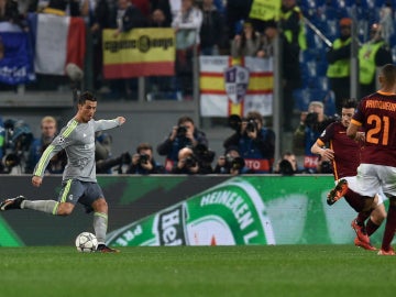 Cristiano Ronaldo se prepara para el disparo que supuso el 0-1 contra la Roma