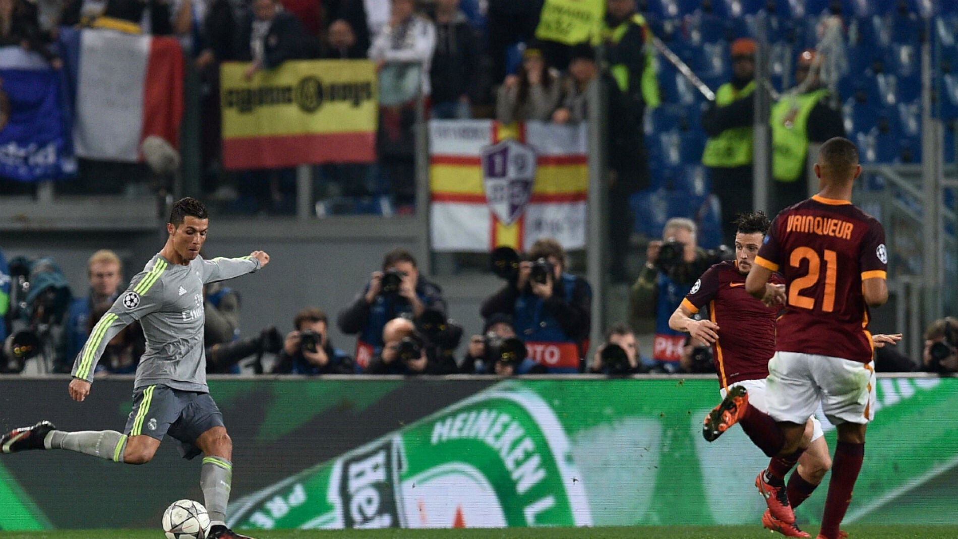 Cristiano Ronaldo se prepara para el disparo que supuso el 0-1 contra la Roma