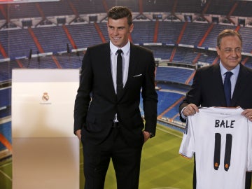 Gareth Bale, el día de su presentación con el Real Madrid, junto a Florentino Pérez