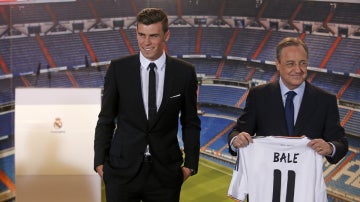 Gareth Bale, el día de su presentación con el Real Madrid, junto a Florentino Pérez