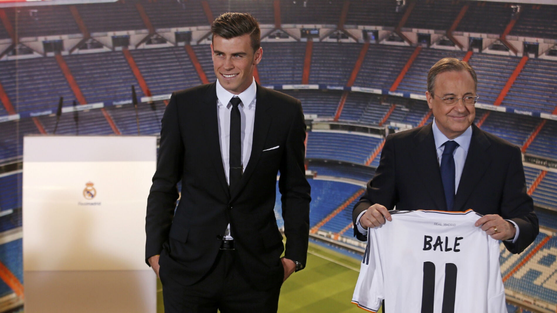 Gareth Bale, el d&iacute;a de su presentaci&oacute;n con el Real Madrid, junto a Florentino P&eacute;rez