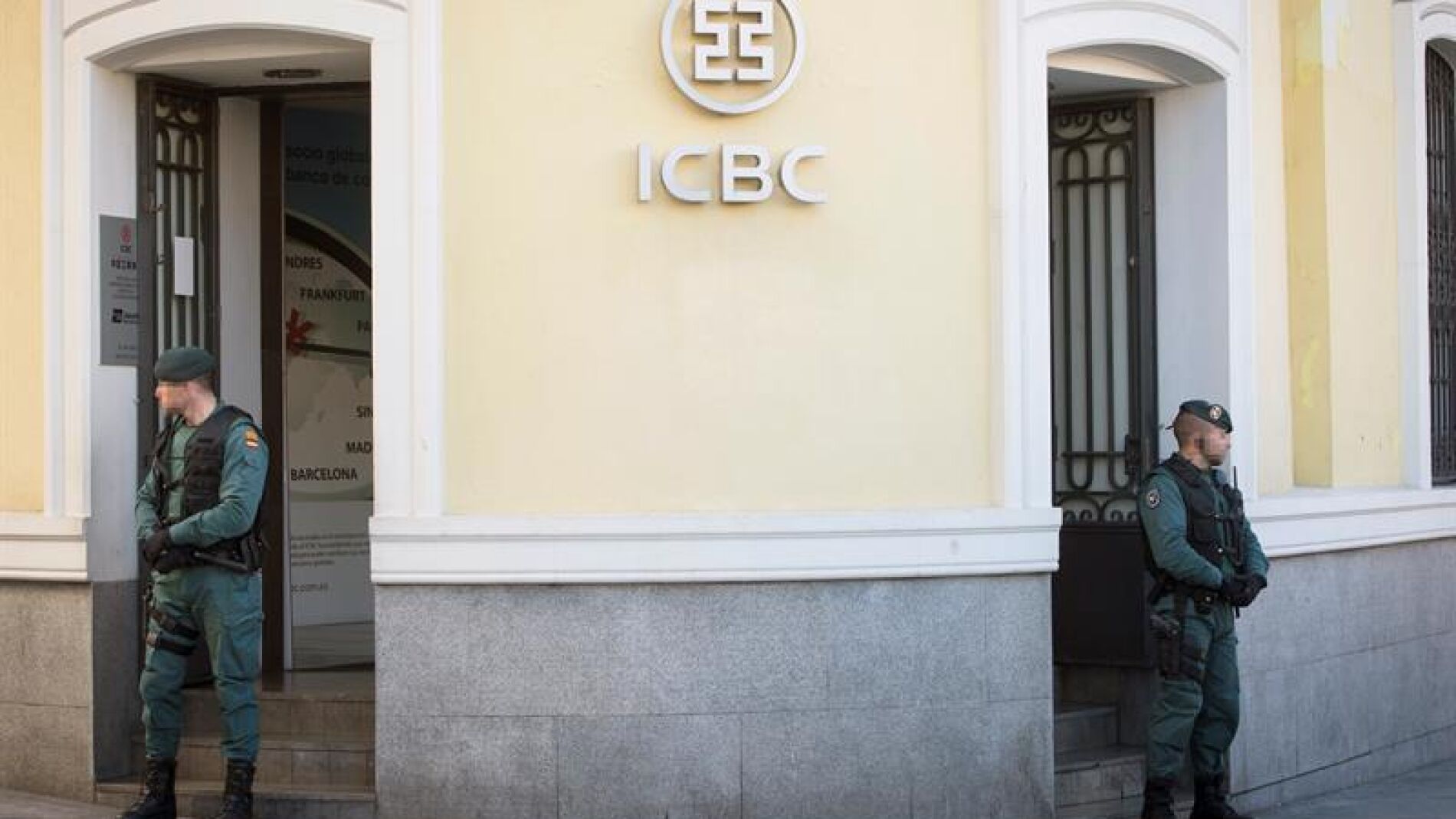 Agentes a las puertas del ICBC