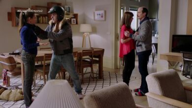 Lucas consigue dar celos a Flor utilizando a Chus, su nueva niñera