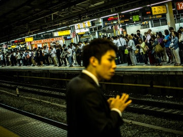 Un hombre espera un tren en la estación de Shinjuku (Tokio)