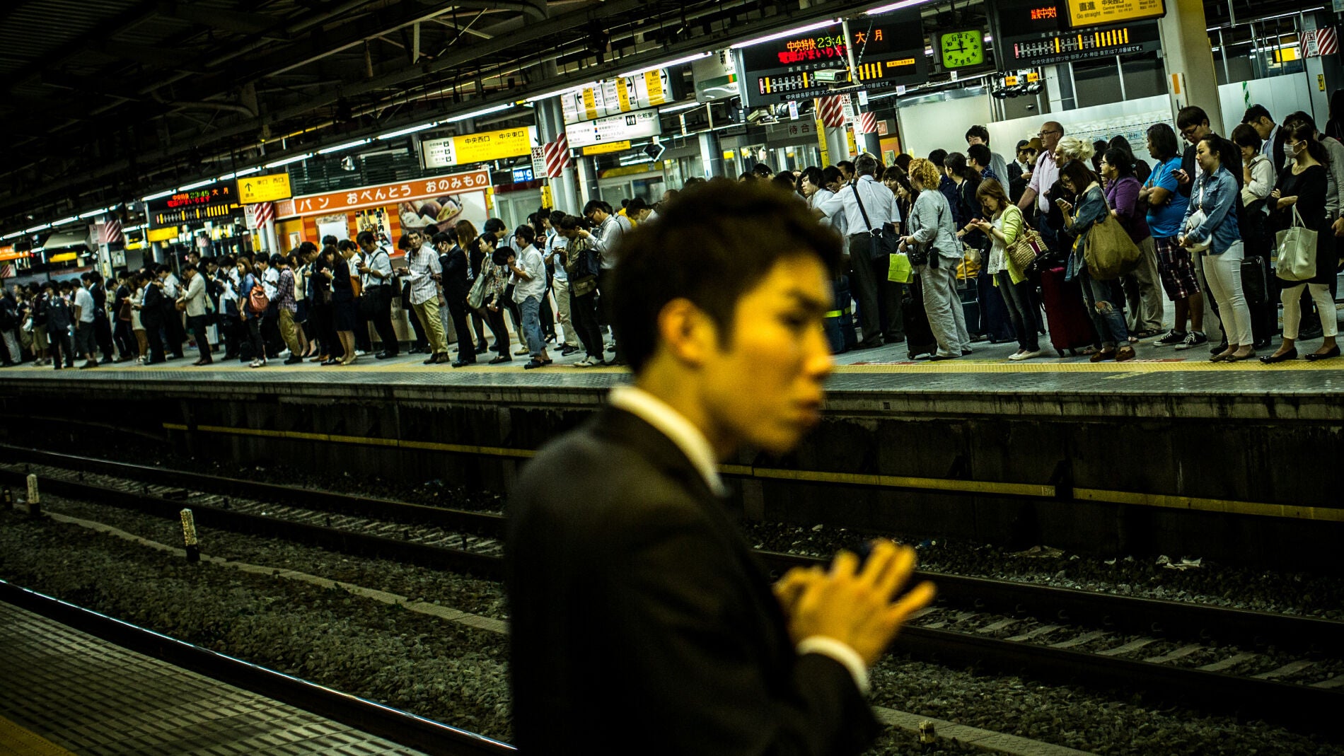 Un hombre espera un tren en la estaci&oacute;n de Shinjuku (Tokio)