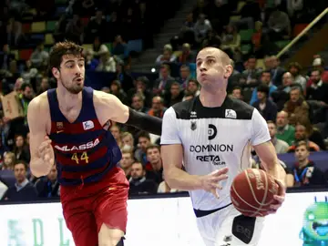 Alex Ruoff entra a canasta ante la defensa de Ante Tomic Alex Ruoff entra a canasta ante la defensa de Ante Tomic
