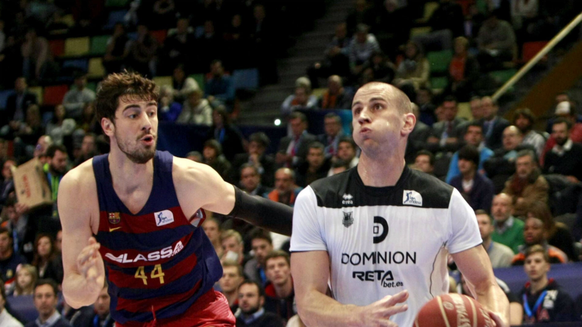 Alex Ruoff entra a canasta ante la defensa de Ante Tomic