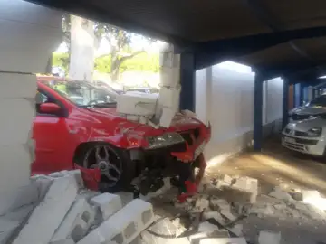 Un coche se estrella contra una escuela de idiomas en Málaga Un coche se estrella contra una escuela de idiomas en Málaga