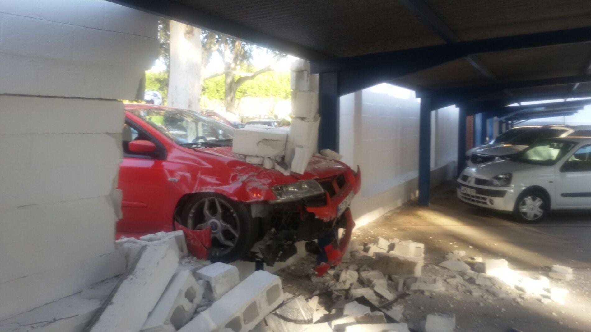 Un coche se estrella contra una escuela de idiomas en M&aacute;laga