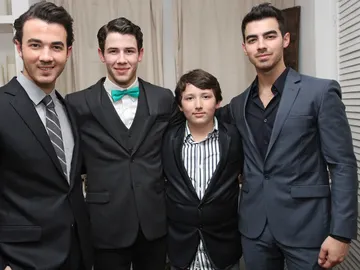 Los Jonas Brothers no son tres, sino cuatro. Con una deferencia de 9 años con el más joven del grupo, Frankie ha aparecido en la serie de Disney Channel 'Jonas L.A.'. Los Jonas Brothers no son tres, sino cuatro. Con una deferencia de 9 años con el más joven del grupo, Frankie ha aparecido en la serie de Disney Channel 'Jonas L.A.'.